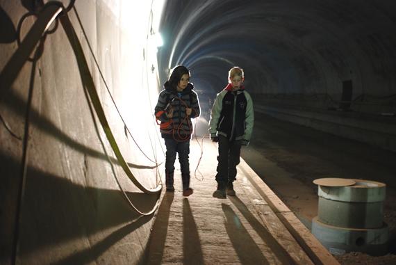 Kopfüber Sascha und Elli im Tunnel the gaffer
